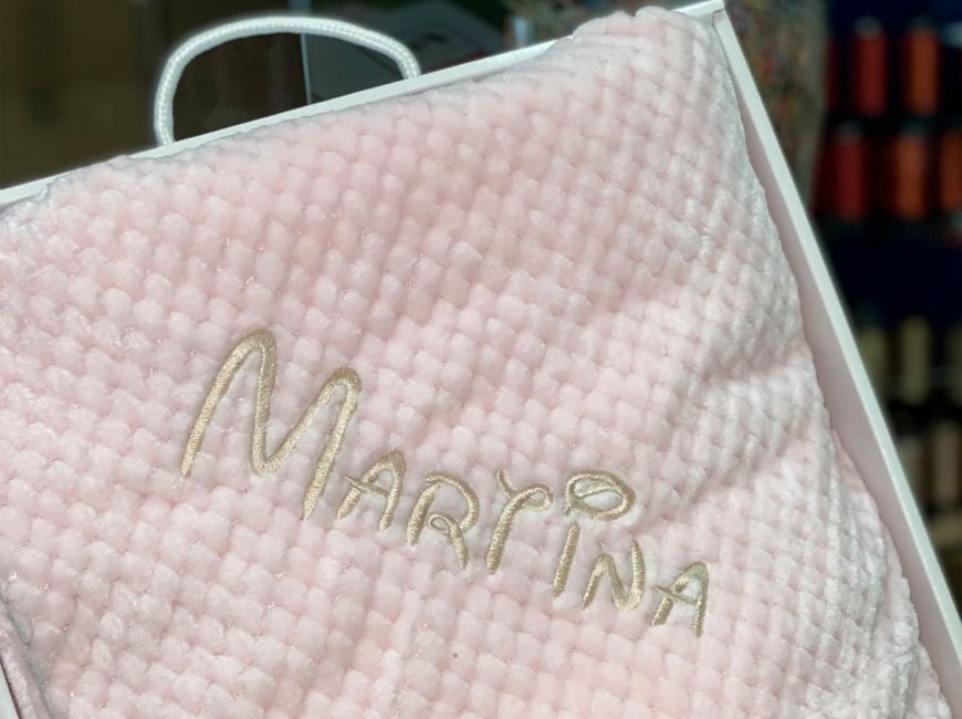 Manta Cocole, con nombre bordado. Extra suave y cálida, reversible.